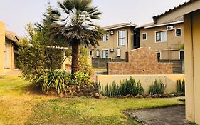 La Bronze Guest Lodge